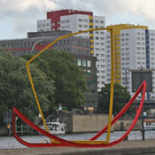 Gegen die Strömung, putrelle d'acciaio, 400x250x1100 cm, 2010, Installazione alla Spree a Berlino