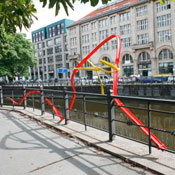 Anmerkung, Baustahlträger, 280x800x70 cm, 2010, Installation an der Spree in Berlin