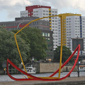 Gegen die Strömung, Baustahlträger, 400x250x1100 cm, 2010, Installation an der Spree in Berlin